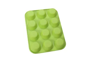 Grüne 12er Silikon Muffin Backform Detailansicht, flexibles lebensmittelechtes Tool.