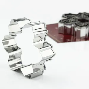 Stainless steel snowflake cookie cutter set, DIY baking mold for biscuits and pastries.