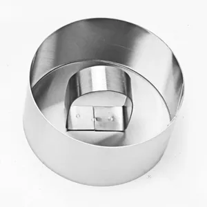 Vista dettagliata del piccolo cerchio per mousse in acciaio inox, utile accessorio per dolci.