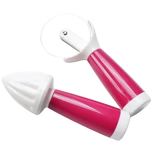 Mini keukengereedschap set met pizzasnijder en handmatige citruspers in roze en wit.