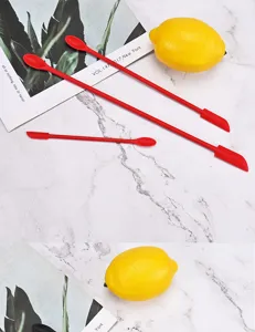 Details des roten Mini-Silikon-Doppelend-Spachtelschabers für Kosmetikflaschen und Marmeladen.