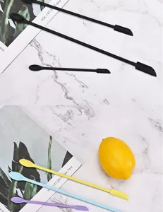 Detailansicht von Silikon Mini Spatel und langem Kosmetikflaschenschaber mit Löffeln.