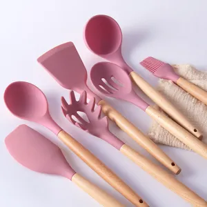 Juego de utensilios de cocina de silicona rosa con mangos de madera plano imagen principal