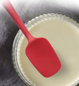 Detalle de la mini espátula de silicona roja, perfecta para repostería y crema.
