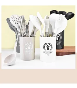 Ensemble d'ustensiles de cuisine en silicone avec poignées en inox, vue détaillée seaux.