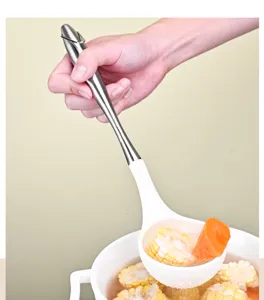 Détail de louche à soupe en silicone, manche en inox, ustensile de cuisine résistant.