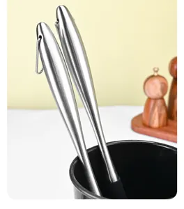 Détail des ustensiles de cuisine à poignée en acier inoxydable, long manche ergonomique et robuste.