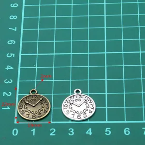 Ciondolo orologio steampunk vista dettagliata, accessorio per bigiotteria fai da te in lega.