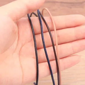 Vue de détail en gros plan de cordons en cuir véritable ronds pour la création de bijoux.