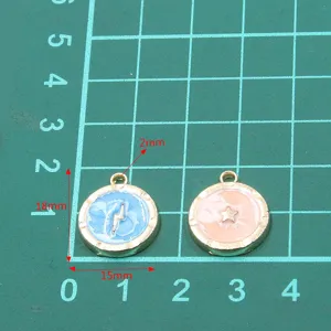 Nahaufnahme von runden Emaille-Anhängern aus Legierung mit Stern- und Blitzmotiven.