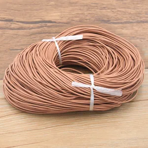 Gros plan détaillé d'un cordon en cuir de vache rond marron clair, enroulé pour le bricolage.