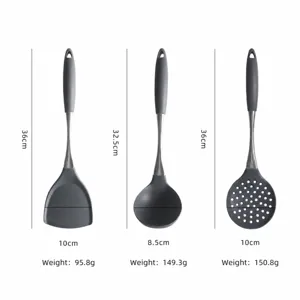 Set di utensili da cucina in silicone resistente con manici in acciaio inossidabile.