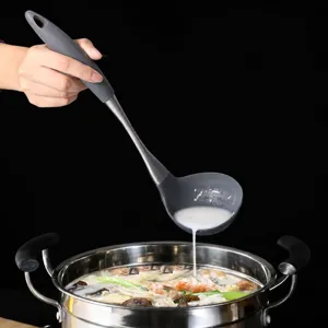 Mestolo da zuppa in silicone grigio con manico in acciaio inox, ideale per la cucina.