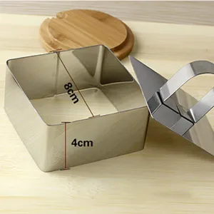 Stampo per torta quadrato in acciaio inossidabile con manico e coperchio in legno.