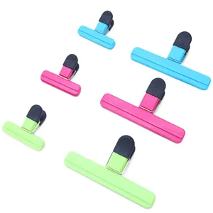 Vista dettagliata di varie clip di chiusura in plastica colorata per alimenti vari.