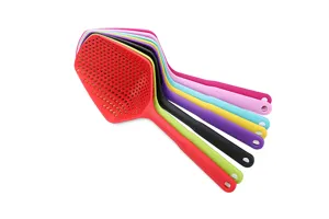 Cucchiaio scolapasta in plastica colorata, dettaglio colino a maglia, utensile cucina.