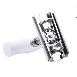 Apribottiglie in acciaio inossidabile con manico bianco, pratico utensile da cucina utile.