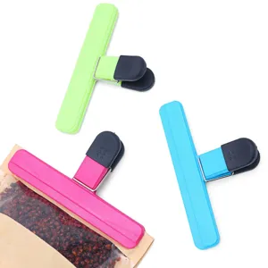 Clip di chiusura per alimenti in plastica verde, rosa e blu con impugnature nere utili.