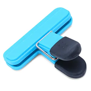 Clip di tenuta in plastica per sacchetti di snack, pratico strumento da cucina.