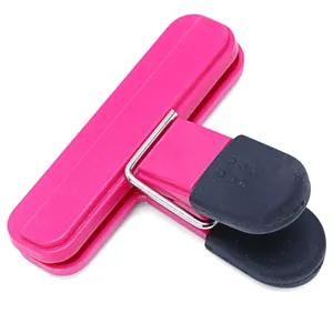 Clip di chiusura in plastica rosa e nera per sacchetti di snack, accessorio da cucina.