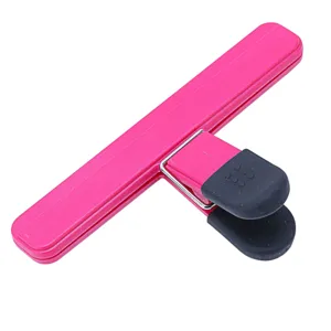 Clip di chiusura in plastica resistente per snack e buste, un comodo accessorio.