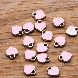 Mini Emaillierte Herz Anhänger Detailansicht, rosa Metall Zubehör für Schmuck und Nagelkunst.