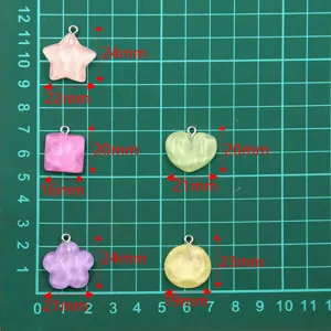 Bunte DIY Harz Anhänger Set mit Stern Herz Blumen Motiven für Schmuckherstellung.