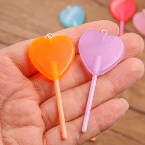 Bunte Harz Herz Lollipop Anhänger Detailansicht für DIY Armbänder Taschenaccessoires.
