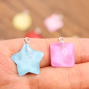 Nahaufnahme von bunten Harz Stern und Quadrat Anhängern für DIY Schmuck Zubehör.