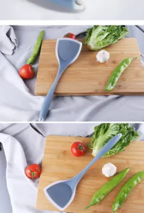 Vue détaillée de la spatule en silicone résistante à la chaleur sur une planche en bois.
