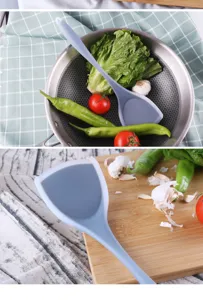 Détail de spatule de cuisine en silicone avec tête grise flexible et poignée ergonomique.