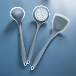 Ensemble d'ustensiles de cuisine en silicone gris avec louche écumoire et spatule de cuisine.