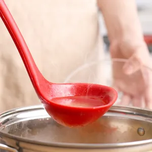 Mestolo da zuppa in silicone rosso, utensile da cucina resistente per padelle antiaderenti.