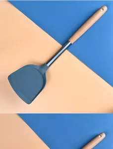 Silikon Pfannenwender Detailansicht, flexible Antihaft-Kochkopf mit ergonomischem Buchenholzgriff.