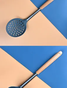 Silikon Schaumlöffel Detailansicht mit natürlichem Buchenholzgriff zum Kochen in der Küche.