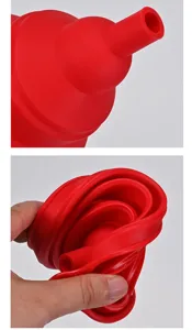 Vista dettagliata dell'imbuto pieghevole in silicone rosso che mostra la sua flessibilità.