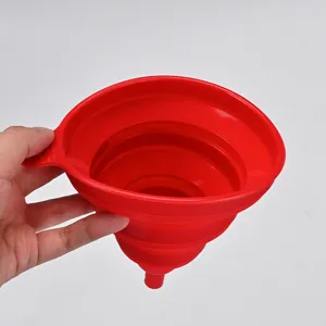 Imbuto in silicone pieghevole portatile per cucina, design rosso flessibile e comprimibile.
