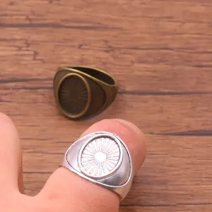 DIY Rohling Ringfassung mit ovalem Sonnenstrahl Motiv für handgemachte Schmuck Details.