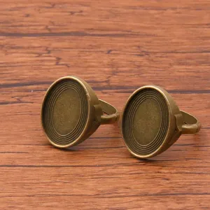 Nahaufnahme der Vintage-Bronze-Ovalringschalen für DIY-Schmuckherstellung und Cabochons.