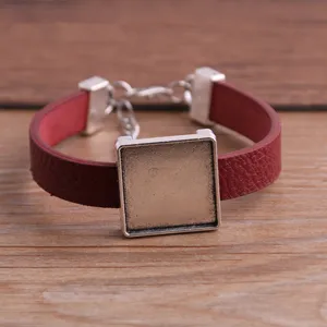 Nahaufnahme des DIY quadratischen Lünetten Rohlings Armbands mit rotem PU Lederband Schließe.