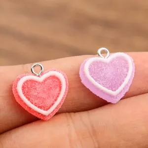 Close-up van kleurrijke hars hart bedels met zilveren ringen, perfect voor DIY sieraden.