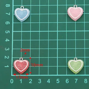 Kleurrijke 17x18mm DIY hars snoep hart hangters voor kettingen, armbanden en sleutelhangers.