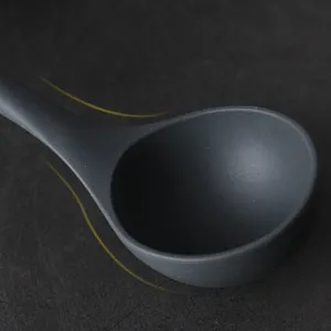Donkergrijze siliconen soeplepel, hittebestendige kooklepel voor kookgerei met antiaanbaklaag