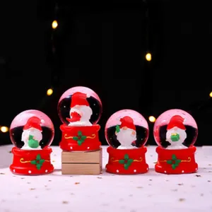 Kerst sneeuwbol set met schattige kerstman figuren voor feestelijke tafeldecoratie en cadeaus.
