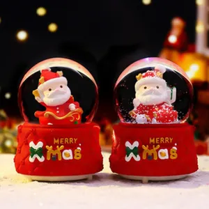 Kerst sneeuwbol speeldoos met schattige kerstman figuren voor mooie feestelijke decoratie.
