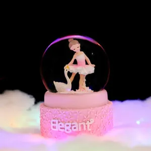 Leuke ballerina zwaan sneeuwbol met licht, roze bloemenbasis hars waterbal decor.