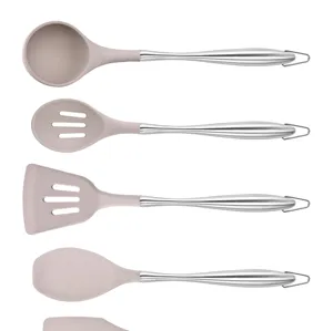 Gros plan détaillé d'ustensiles de cuisine en silicone résistant avec manches en inox.