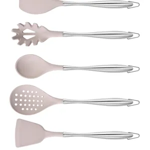 Ensemble d'ustensiles de cuisine en silicone manche inox, détails spatules et cuillères résistantes.