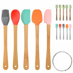 Mini set di strumenti di cottura in silicone colorato 5 pezzi con manici in legno.