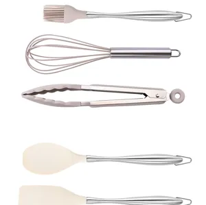 Vue détaillée d'ustensiles de cuisine en silicone avec poignées en acier inoxydable.